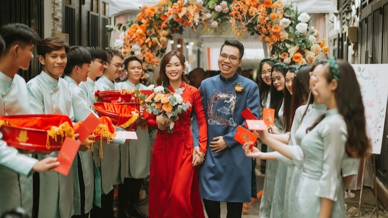 Chuẩn bị phong bao và tiền lì xì cho đội bê tráp