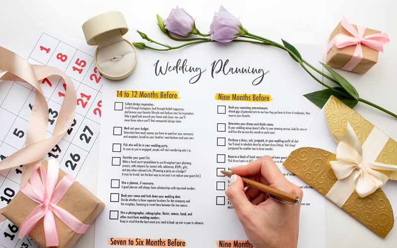 Kiểm tra lại kế hoạch cưới chi tiết.