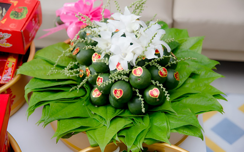 Cận cảnh một cơi trầu được têm cánh phượng đẹp mắt đặt trên khay