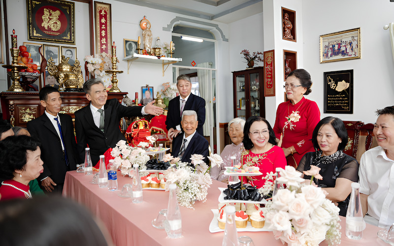 Đám hỏi miền Nam mang đậm nét văn hóa phóng khoáng, thực tế và không khí vui vẻ, náo nhiệt đặc trưng của phong tục vùng miền phương Nam.