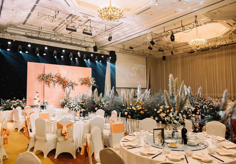 Máy tính, sổ tay và bút, minh họa cho việc lên kế hoạch ngân sách cưới.