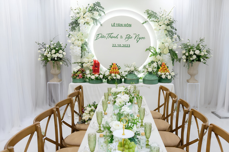 Không gian phòng khách được trang trí làm nơi cử hành lễ gia tiên.