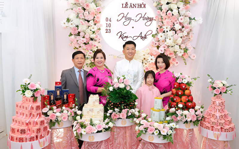 Cô dâu và chú rể trong trang phục áo dài đỏ trong lễ ăn hỏi