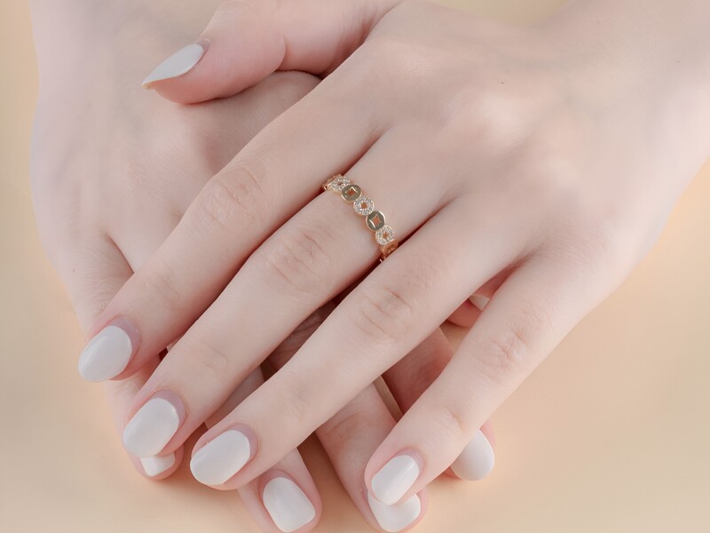 Đeo nhẫn kim tiền ngón giữa mang ý nghĩa thu hút tài lộc