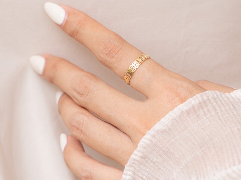 Đeo nhẫn kim tiền tay trái giúp thu hút tài hộc