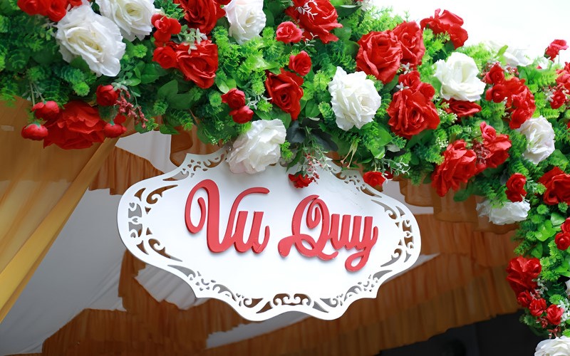 Cổng hoa trang trí cho lễ vu quy tại nhà gái.