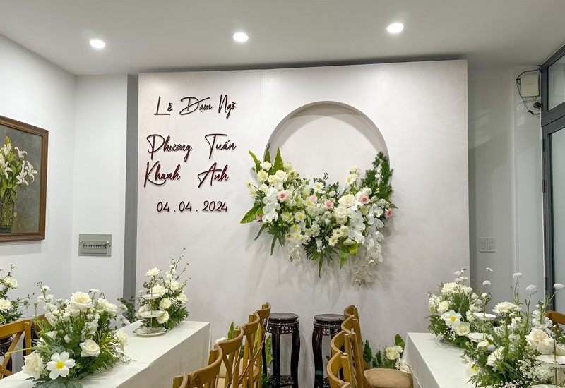 Đại diện nhà trai trao lễ vật dạm ngõ cho nhà gái.