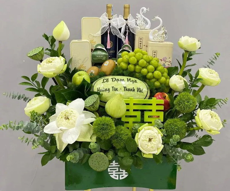 Mâm lễ vật dạm ngõ với trầu cau, trà, rượu được bày biện trang trọng.