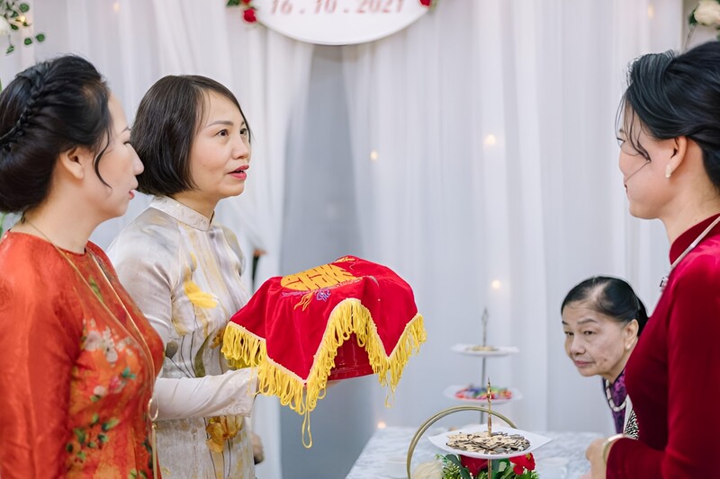 Cận cảnh mâm trầu cau trong lễ dạm ngõ, biểu tượng của văn hóa Việt.