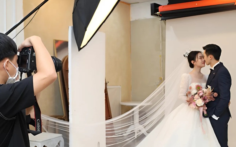 Cặp đôi xem xét portfolio để đánh giá sự nhất quán của nhiếp ảnh gia