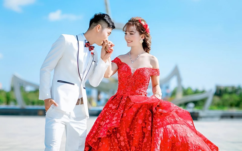 Cô dâu chú rể cùng nhau xem và chọn phong cách ảnh cưới