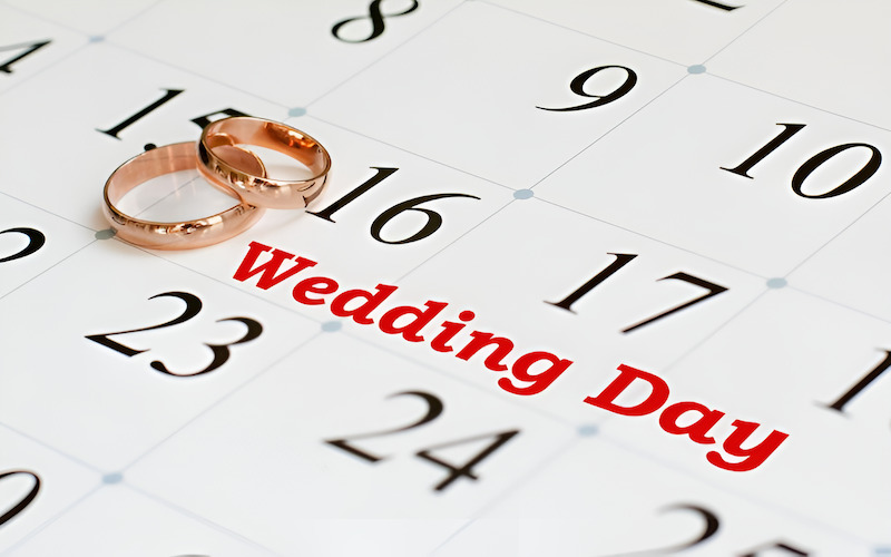 Một quyển lịch âm với các ngày được khoanh tròn, minh họa việc xem ngày tốt