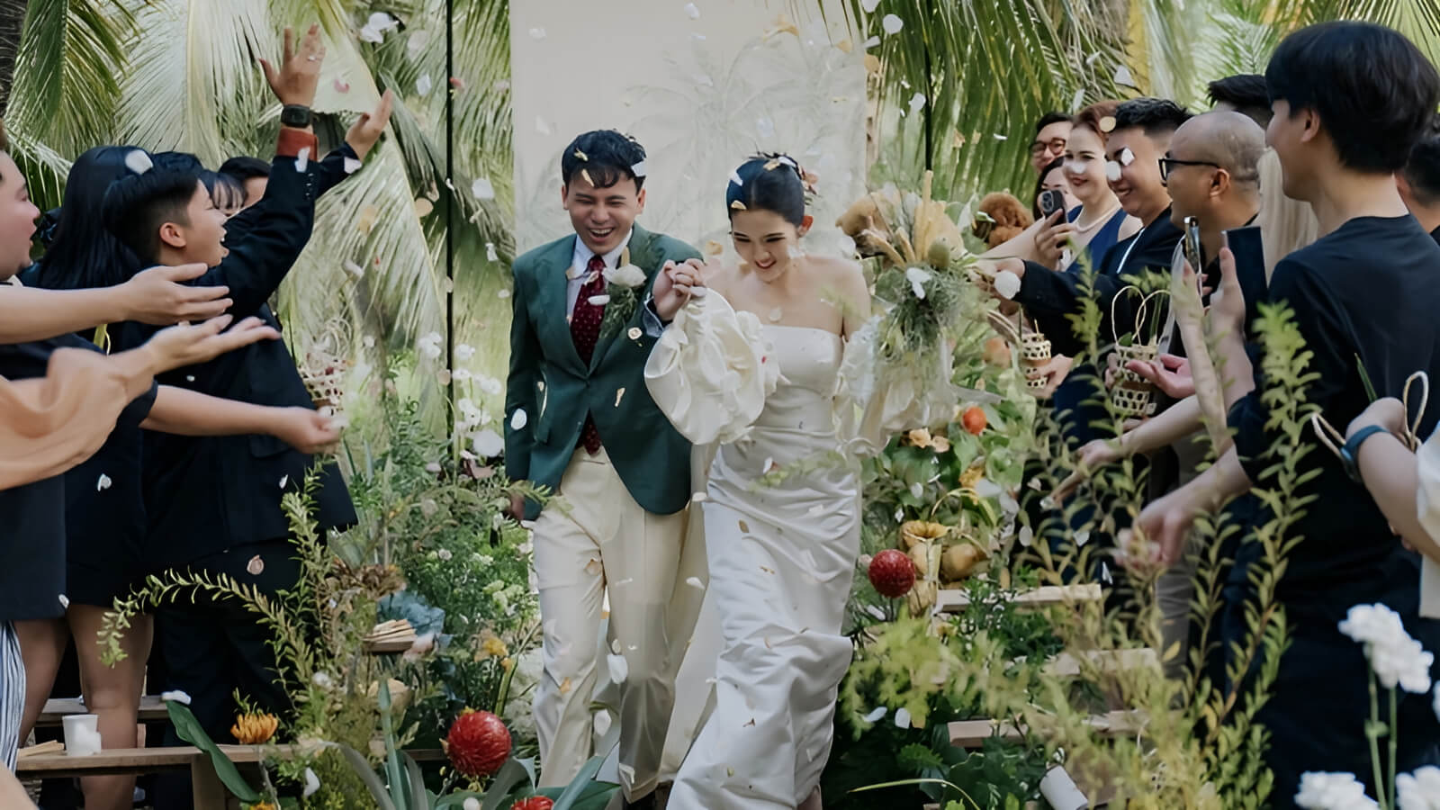 Ngày nay, với suy nghĩ thoáng hơn và mong muốn hỗ trợ thiết thực cho cuộc sống mới của con, cha mẹ có thể lựa chọn nhiều hình thức quà tặng