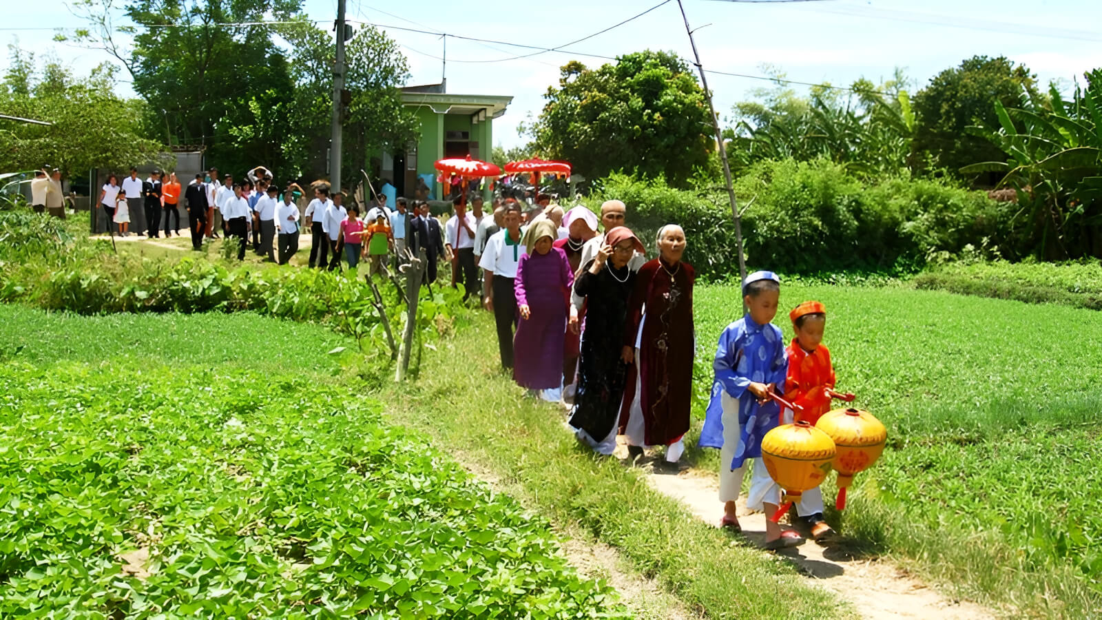 Đám cưới quê là nơi hội tụ đông đủ họ hàng, làng xóm