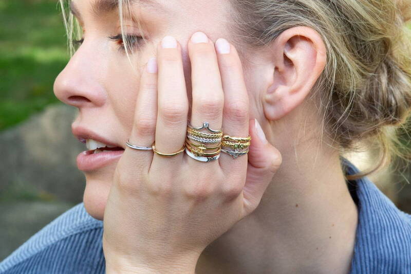 Đeo nhẫn đúng cách hút năng lượng.