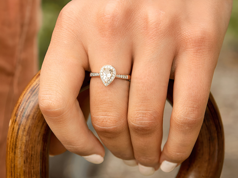 Đeo nhẫn ngón giữa hút tài lộc.