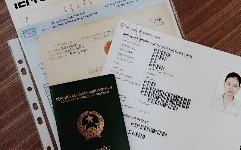 Người phụ nữ điền vào đơn xin visa hôn nhân