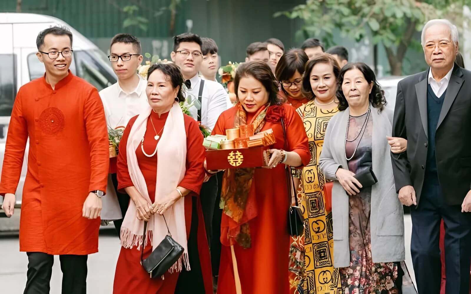 Cặp đôi và gia đình mặc áo dài, trang phục lịch sự trong lễ dạm ngõ