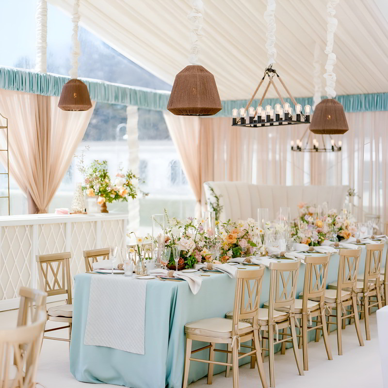 Một không gian tiệc cưới được trang trí theo chủ đề du lịch độc đáo.