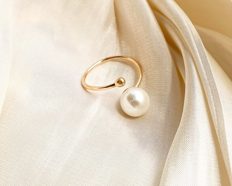 Cận cảnh một chiếc nhẫn free size bằng vàng có thiết kế hở.