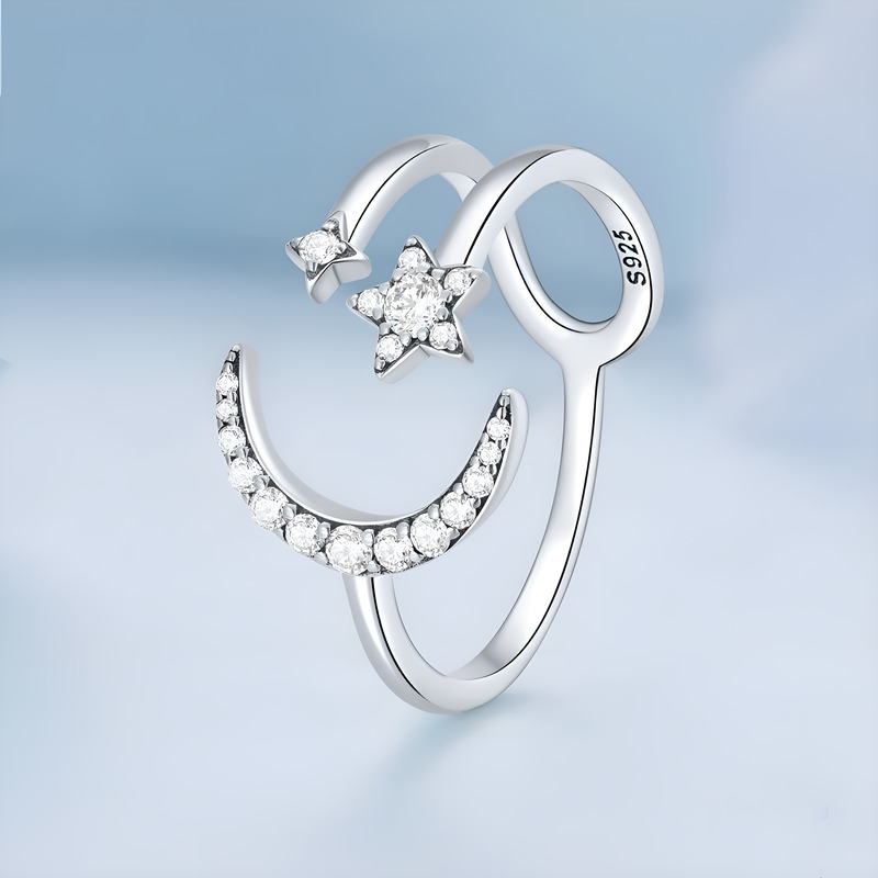 Bàn tay một người đeo nhiều chiếc nhẫn free size với các thiết kế đa dạng.