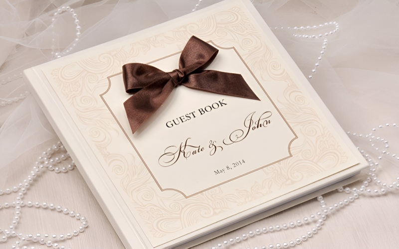 Sổ ký tên đám cưới được cá nhân hóa với tên cô dâu chú rể