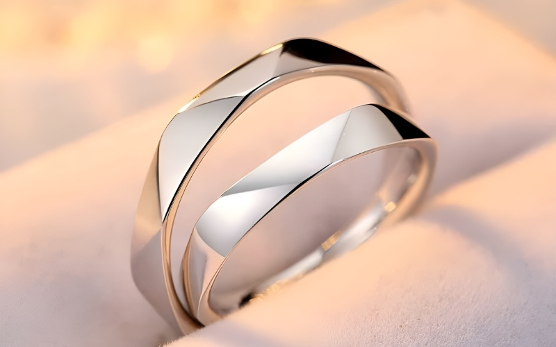Nhẫn đôi bạc là một lựa chọn cực kỳ phổ biến và mang nhiều ý nghĩa