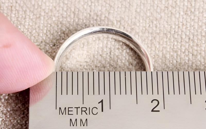 Dùng thước kẹp đo đường kính lòng trong của một chiếc nhẫn bạc