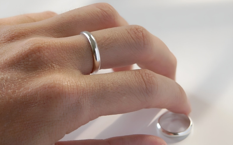Việc được tặng một chiếc nhẫn bạc thường mang đến nhiều cảm xúc
