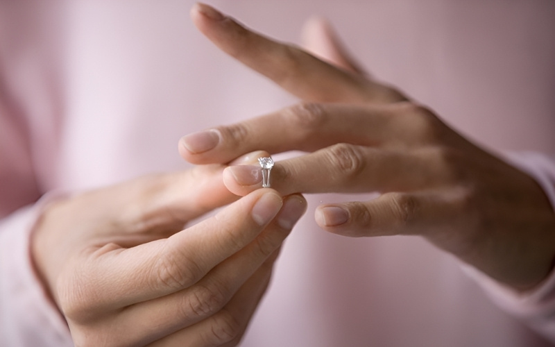 Tháo nhẫn ra khi làm việc nặng, chơi thể thao hoặc tiếp xúc với hóa chất