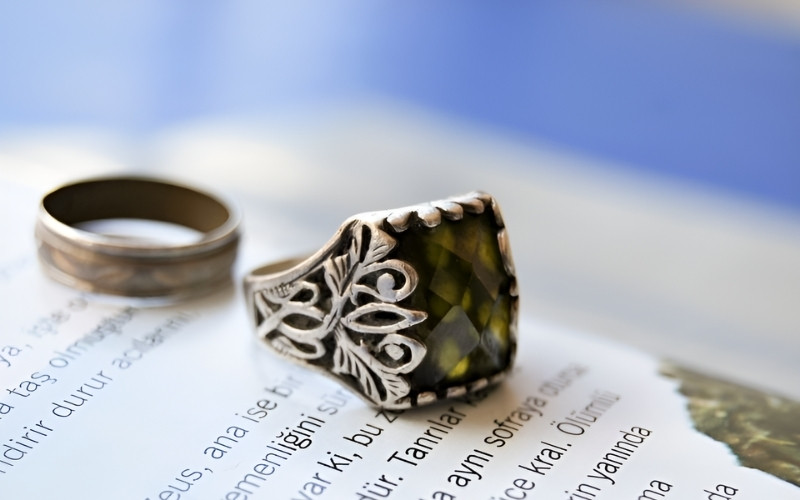 Hiện tượng nhẫn bạc bị xỉn màu là điều tự nhiên và hoàn toàn có thể làm sáng lại