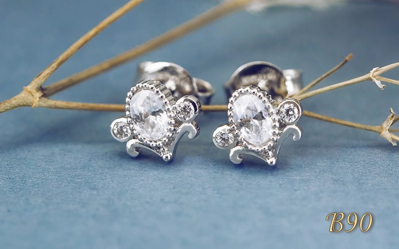 Kiểm tra định kỳ giúp bông tai vàng luôn sáng bóng và chắc chắn