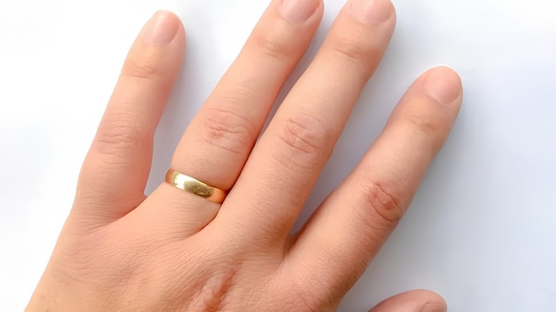 Nhẫn bị chật có thể gây cản trở tuần hoàn máu khi đeo
