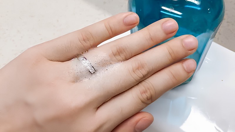 Sử dụng xà phòng để giảm ma sát khi tháo nhẫn