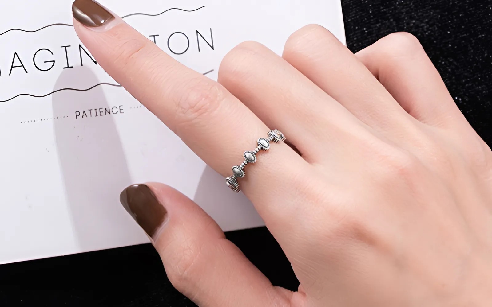 Đeo nhẫn ở ngón trỏ thường được xem là một cách tinh tế để thể hiện sự tự tin, quyết đoán