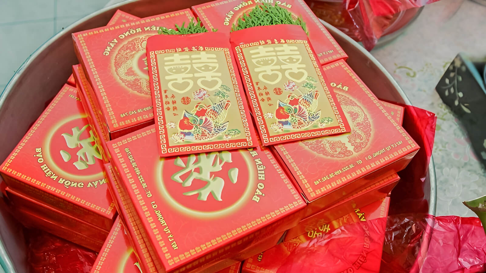 Bàn tay một người phụ nữ đang cẩn thận chia lễ vật trầu cau để lại quả.