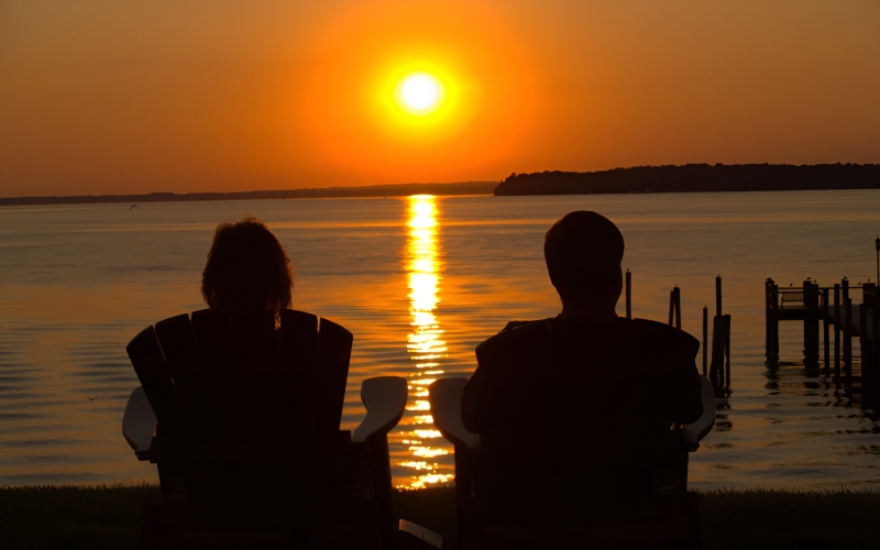 Cặp đôi hạnh phúc tận hưởng khoảnh khắc lãng mạn bên nhau