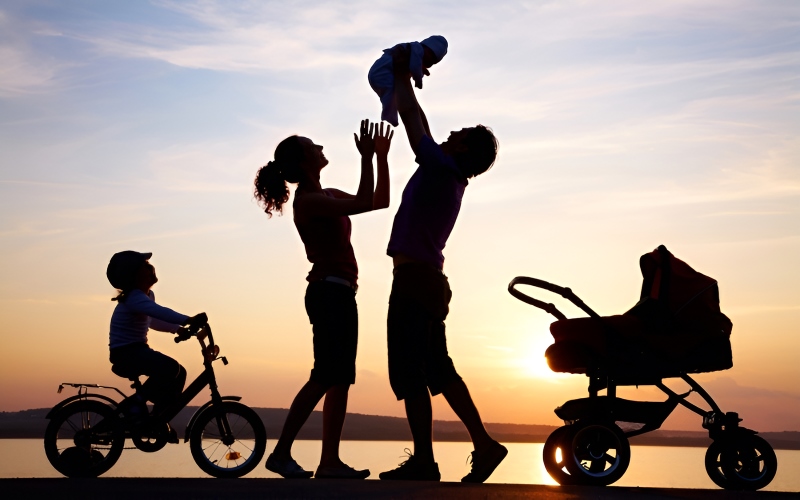 Cặp đôi nắm tay nhau bước đi, biểu tượng cho hành trình xây dựng gia đình