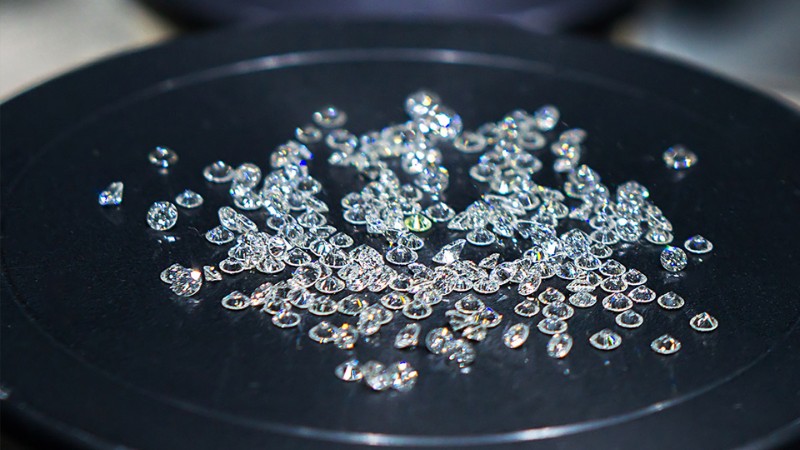 Kim cương tấm là các viên kim cương kích thước nhỏ, thường nặng dưới khoảng 0,18 carat