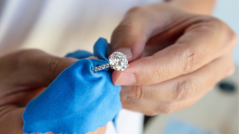 Vệ sinh nhẫn kim cương tấm với khăn mềm