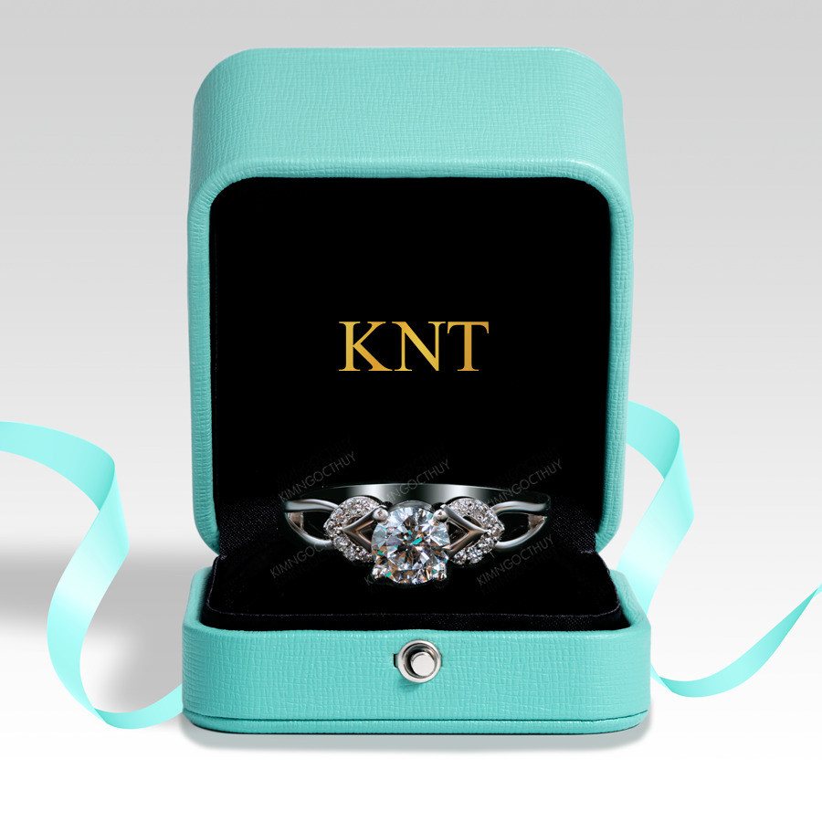 Nhẫn đính hôn đá US R346 thiết kế đài hoa đang vươn mình nở rộ