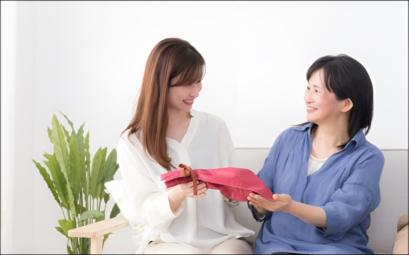 Con dâu tặng quà cho mẹ chồng và nhận được nụ cười ấm áp