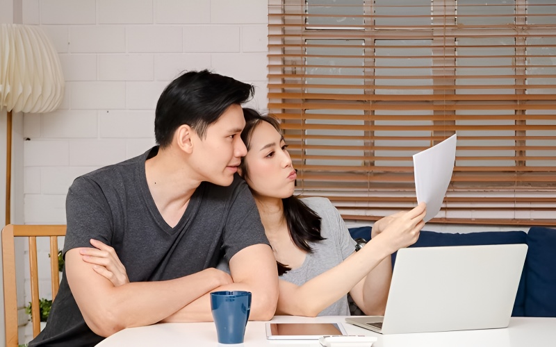 Cặp đôi cùng nhau bỏ tiền vào heo đất để tiết kiệm cho tương lai