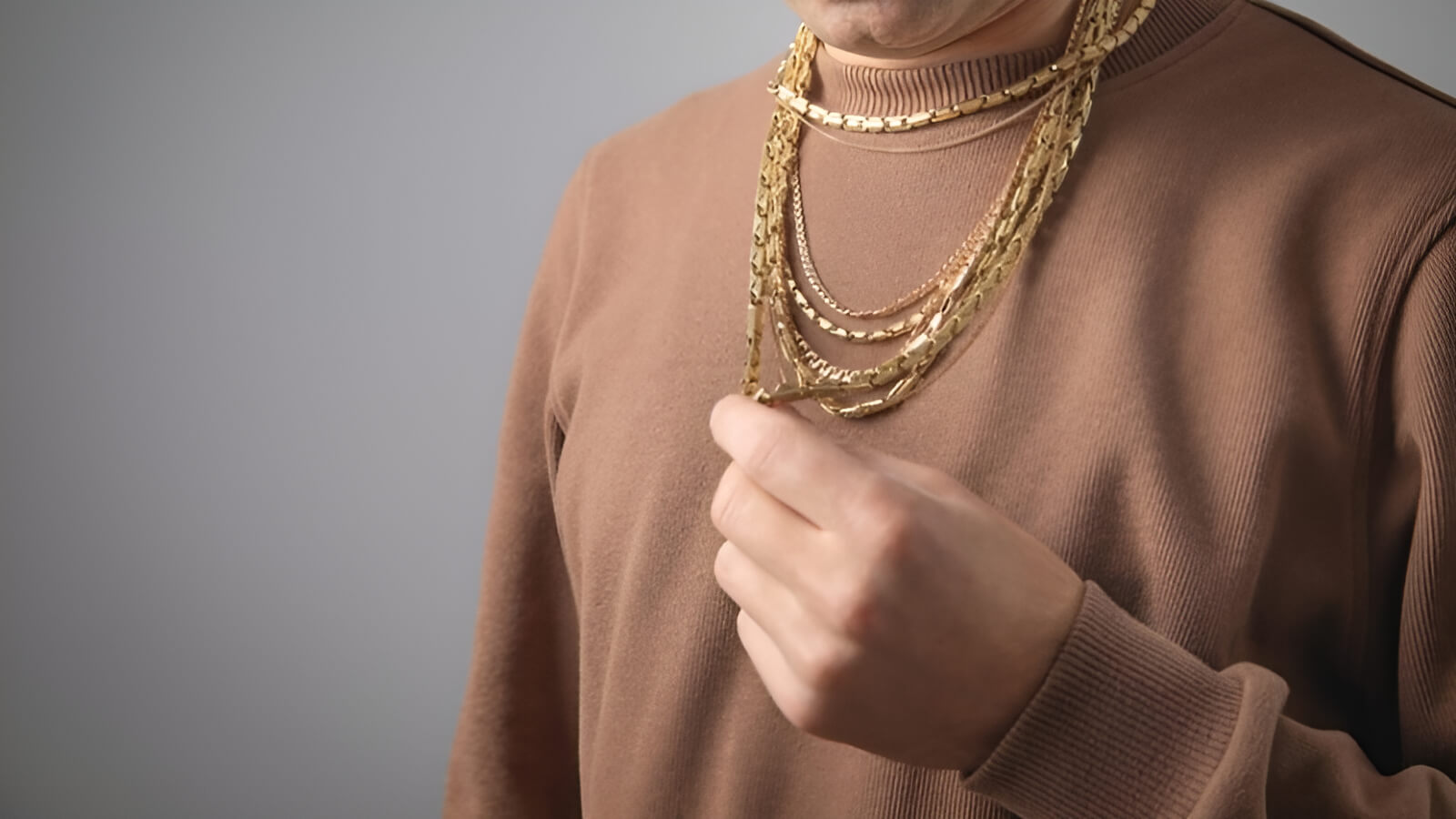 Cất giữ dây chuyền vàng trong hộp chuyên dụng có lót nhung để tránh trầy xước