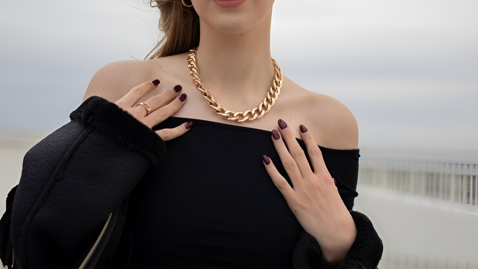 Dây chuyền statement là những mẫu trang sức có thiết kế to bản