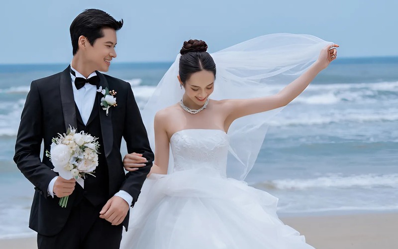 Cặp đôi hạnh phúc chụp ảnh cưới với phong cách đời thường, tự nhiên