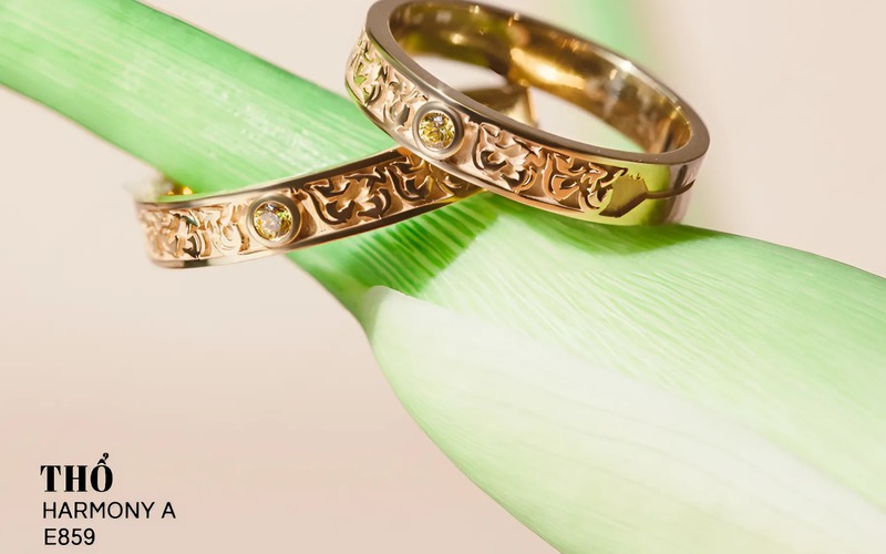 Với mệnh Thổ, tượng trưng cho đất, nên chọn màu sắc nhẫn cưới bản mệnh như vàng, nâu đất