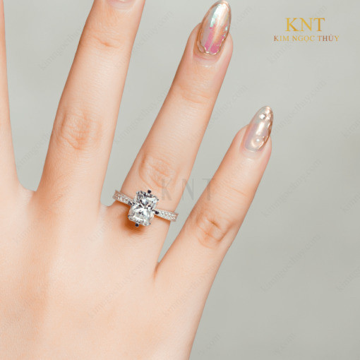 Nhẫn đính hôn đá Moissanite RM14 phù hợp với nhiều kiểu dáng tay