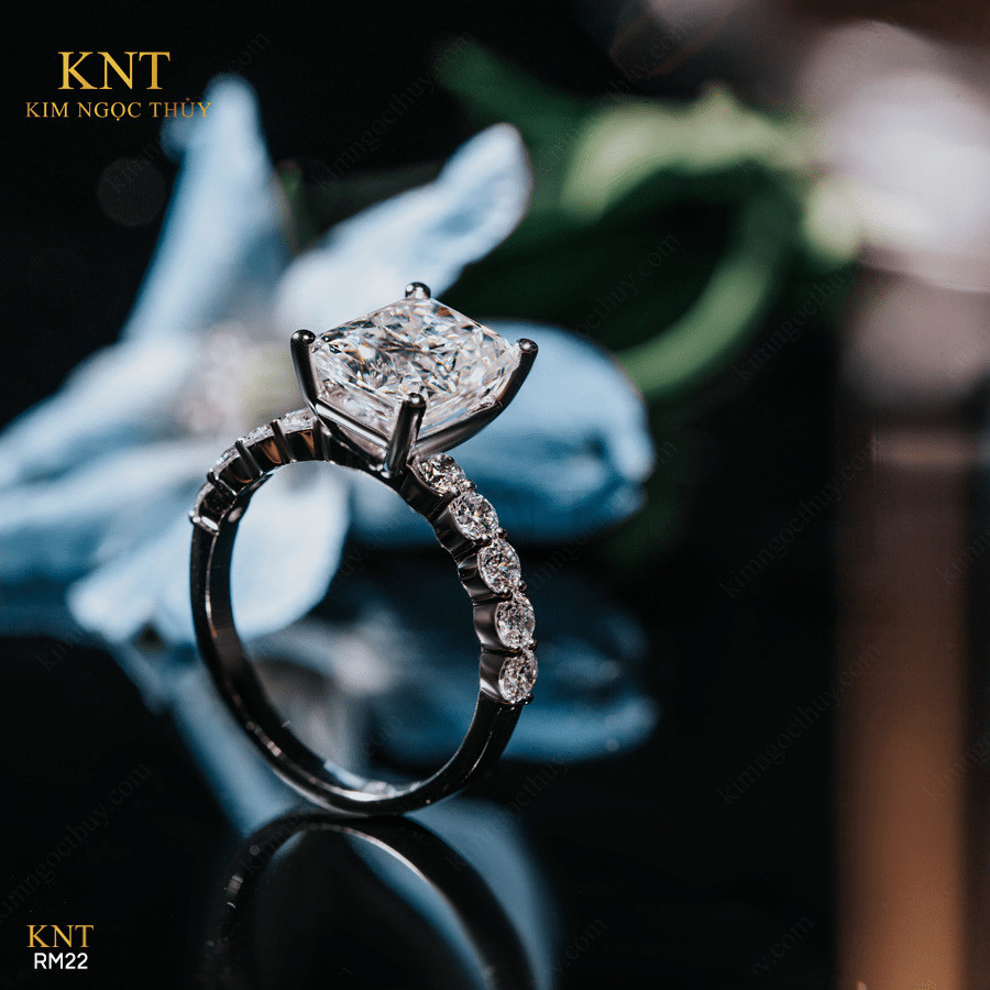 Nhẫn đính hôn đá Moissanite RM22 mặt vuông nổi bật