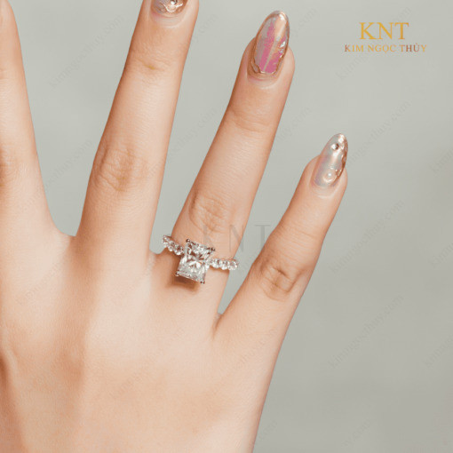 Nhẫn đính hôn đá Moissanite RM22 phù hợp với nhiều kiểu dáng tay